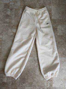 ALO Yoga Cream Sweat Joggers for Women — Relaxed Track Pants